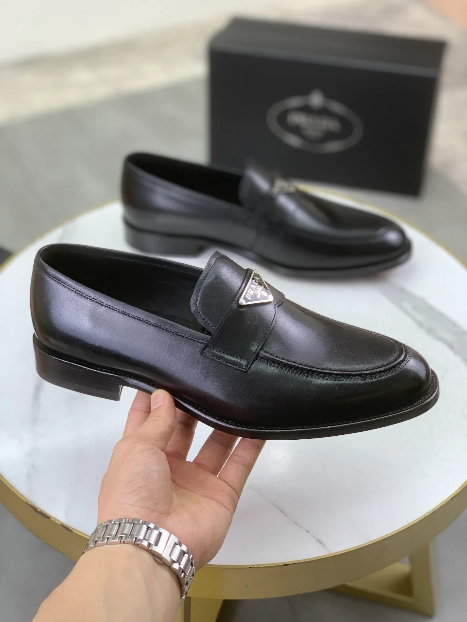 Factory price P920 💰 (high-grade genuine leather outsole) original quality, top version 🔱 ＰＲＡＤＡPrada. Men's business casual leather shoes, top quality leather shoes. 1:1 shipment⬆️Luxurious and noble👞All imported original brand fabrics, just to create a more comfortable wearing experience. Upper: Original comfortable selected calfskin➕Top imported water-dyed full cow lining, original lightweight and comfortable high-end genuine leather outsole✔️Number: 39-44 (38.45.46 can be customized)